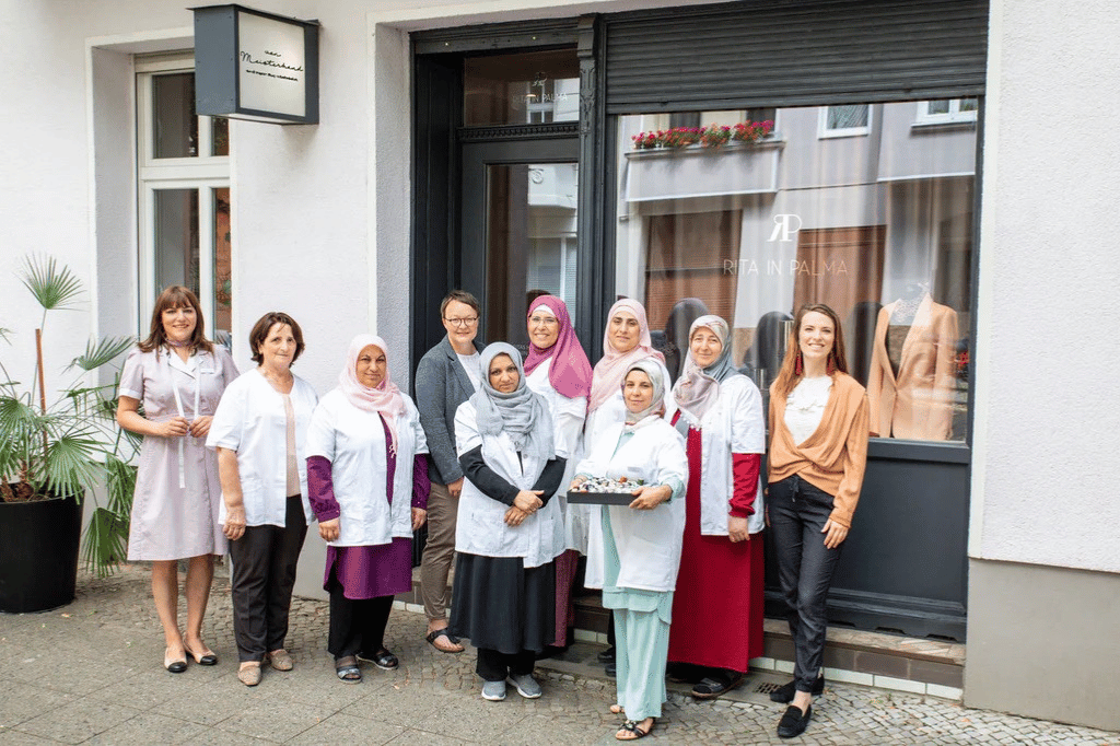 Team von Rita in Palma und Von Meisterhand e.V. vor dem Atelier in der Kienitzer Straße in Berlin-Neukölln, Gruppenfoto mit Häkelkünstlerinnen und Gründerin Ann-Kathrin Carstensen