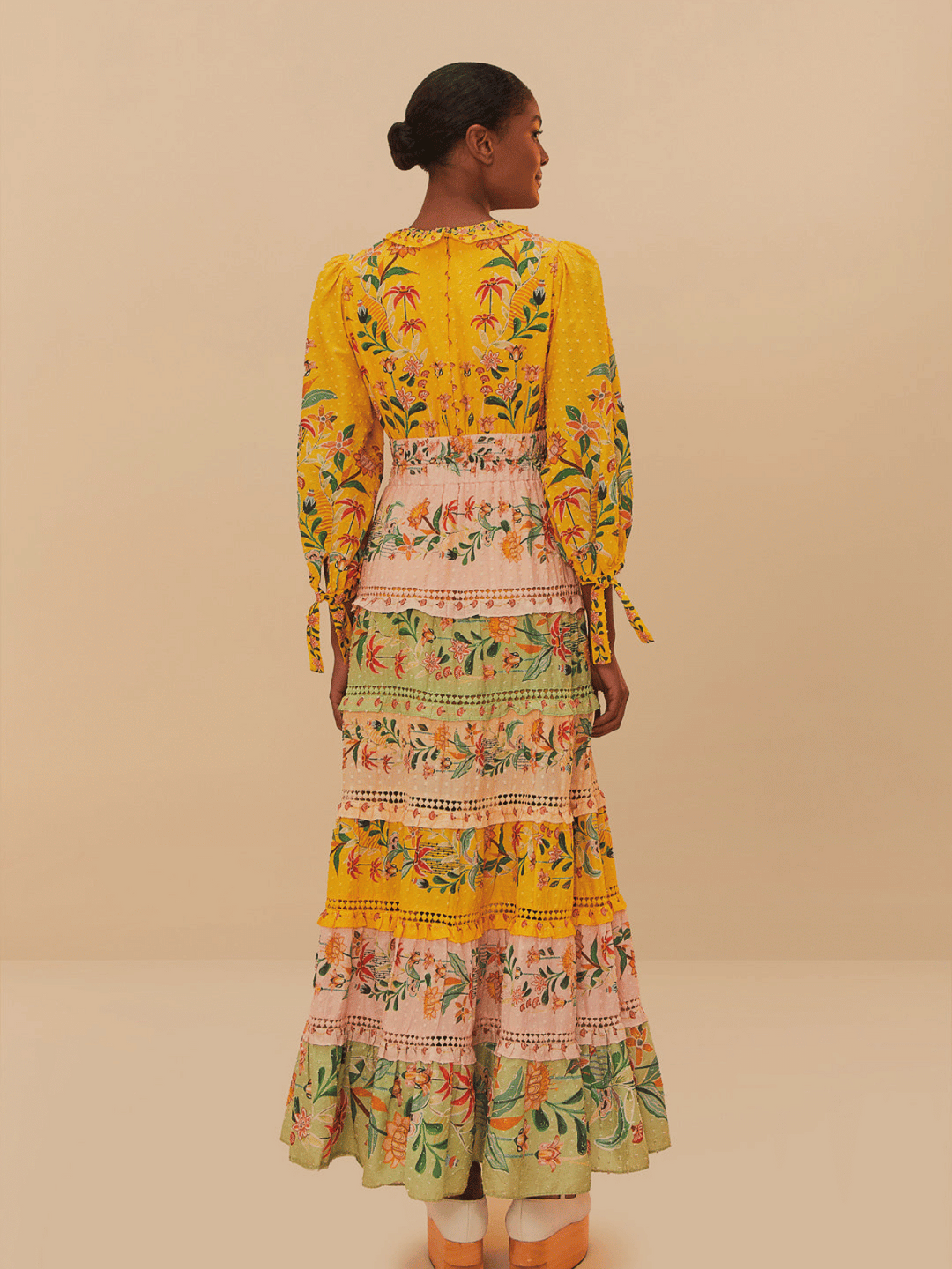 Langärmeliges Maxikleid mit Blumen