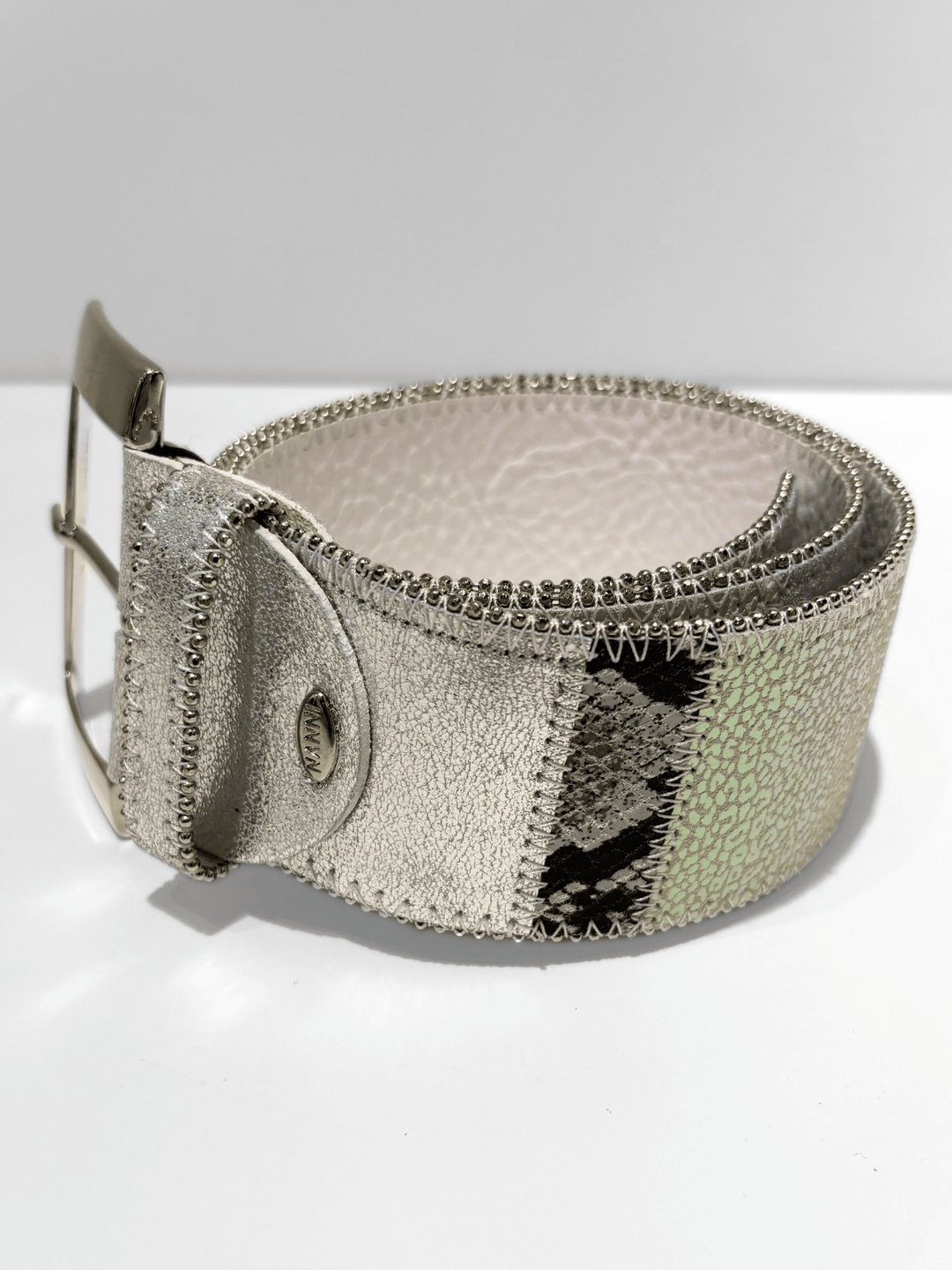 Ledergürtel mit Aufnäher Silber