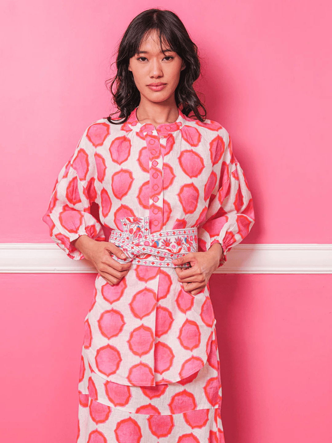 Gürtel mit rosa Vogelstickerei