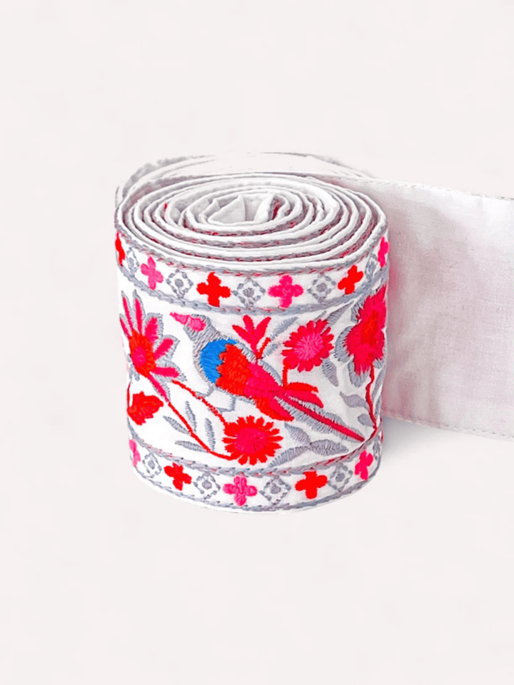 Gürtel mit rosa Vogelstickerei