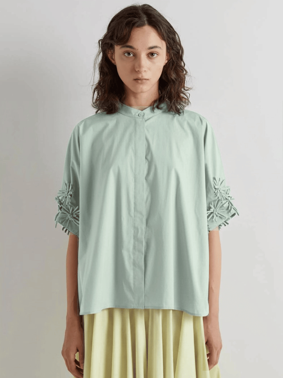 Bluse mit Blumenapplikation Mint