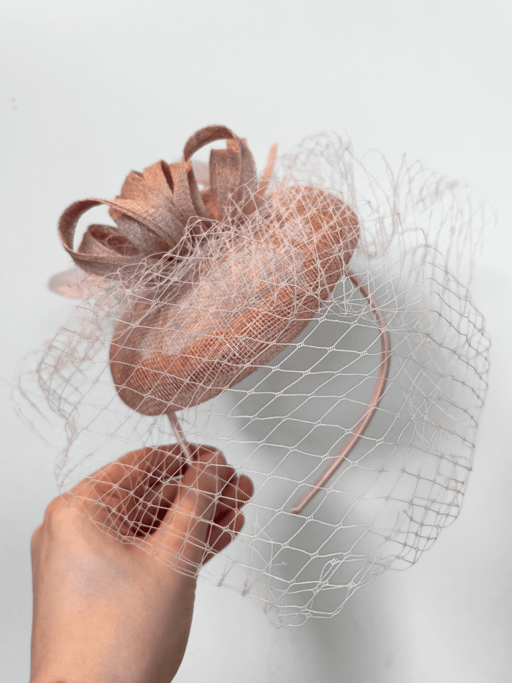 Fascinator mit Schleier rosé
