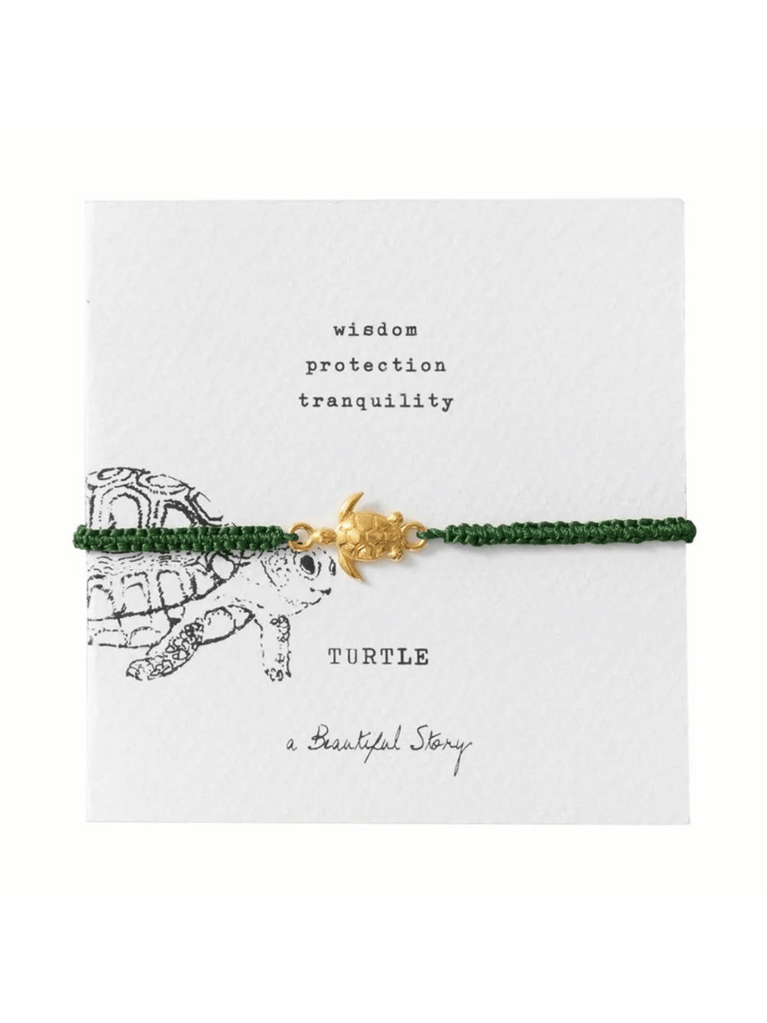 Dieses aus Baumwollfaden geknüpfte Armband trägt mittig platziert einen vergoldeten Schildkröte Anhänger. Der Anhänger ist in traditioneller Sandgusstechnik gefertigt. Das Armband ist verstellbar durch einen Schiebeknoten.