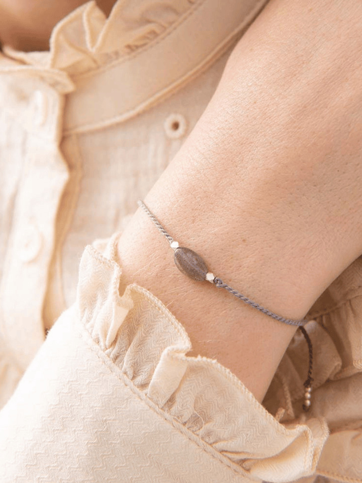 Dieses Armband aus einem Baumwollfaden mit einem mittig platzierten Labradorit&nbsp;Edelstein&nbsp;ist durch einen Schiebeknoten aus Baumwollgarn verstellbar.&nbsp;Der Labradorit hat eine starke Intuition. Weißt Du gerade nicht so gut was Du tun musst? Der Labradorit zeigt Dir den Weg. Er versammelt all Deine Kräfte und zieht Erfolge an.