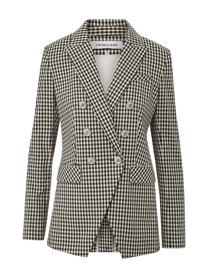 Ein doppelreihiger Veronica Beard Blazer in schwarz-weißem Gingham-Muster mit akzentuierten, gepolsterten Schultern und sorgfältig platzierten Taillennähten für eine definierte Silhouette.